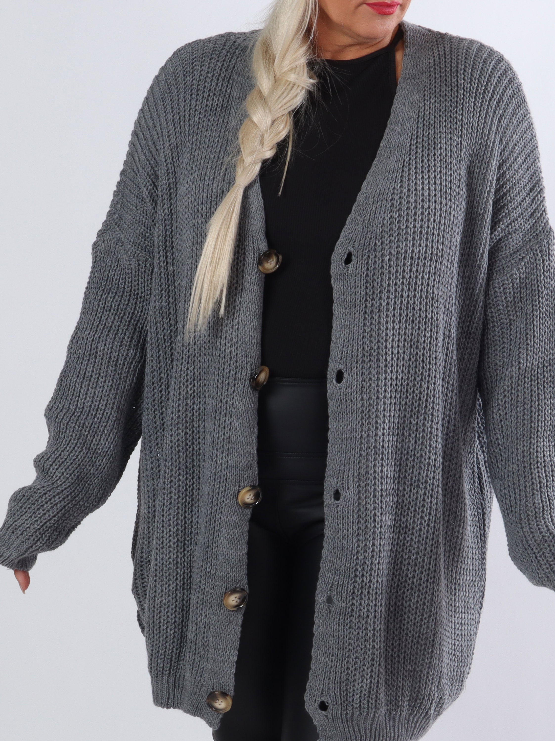 Millymy - Plus size kofta i stickad modell med stora knappar